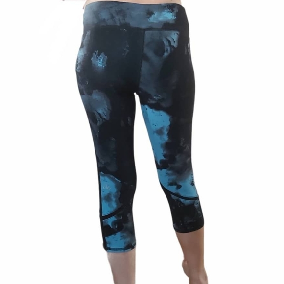 ALO Yoga whisper Capri legging - Picture 10 of 15